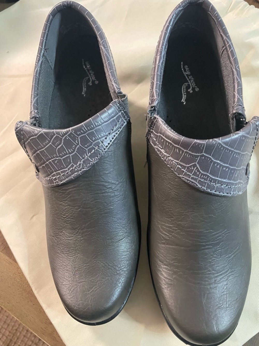 Easy Street Womens Comfort Wave Shooties Gray 9M